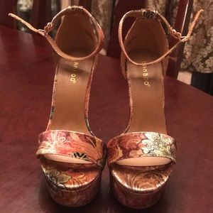 Never been worn‼️ 6 inch Platform heel shoes